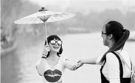 昨天，杭州气温突升，恍若初夏，西湖边，不少爱美的女孩迫不及待地穿起了短袖。 