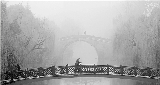 昨天清晨，杭城再次出现大雾天气。 东河边一片雾茫茫。