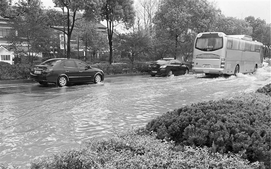 又是一整日绵绵不绝这马路还经得住雨水淹吗