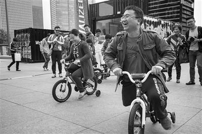 市民体验日活动现场，举行亲子自行车接力赛。 