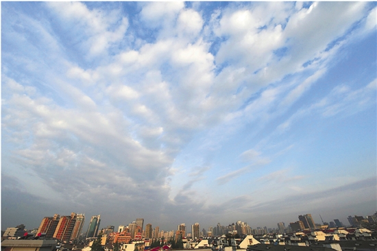 昨日清晨，杭城云层有点厚，天很蓝。里尔 摄