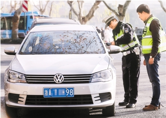 西湖风景区北山路，杭州交警部门对过往机动车各种违法行为加强排查整治。 记者 林云龙 摄