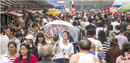 杭州河坊街上，游客接踵而来。