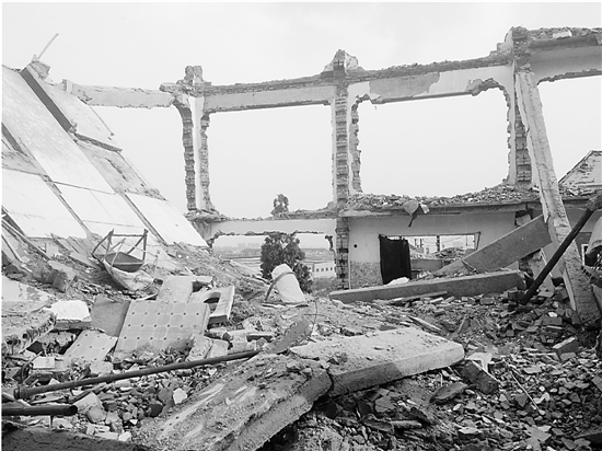 杭州一在拆楼房突然坍塌 四人受伤三人被埋