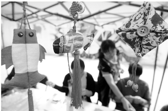 凤凰文创小镇市集上的创意香袋，抓人眼球。