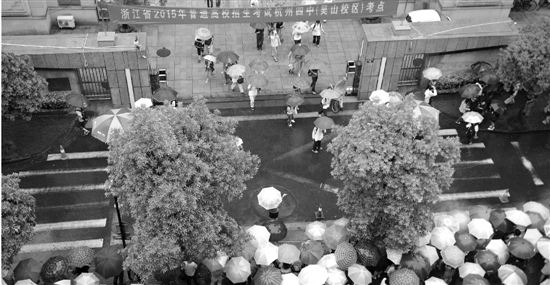    高考日。校门前。雨纷纷。伞茫茫。