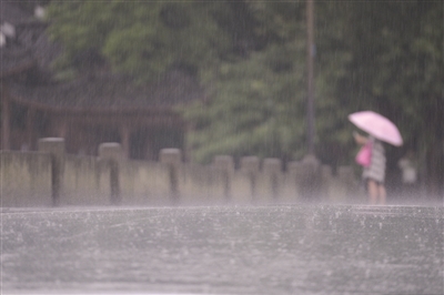 杭州再次开启雨水模式。 