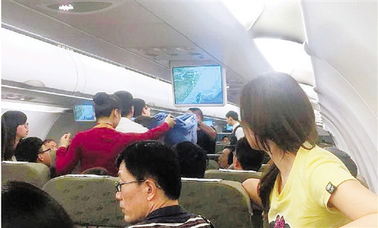 越南回杭的飞机上 她突然呼吸困难
