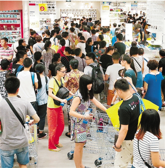 6月27日，杭州宜家购物区、展示区域人头攒动。 