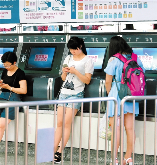 6月27日下午，杭州乔司地铁站乘客骤增，地铁站启动客流管制。 