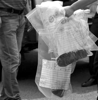 遇害女孩穿着的红色New Balance球鞋 图片来自南方都市报  