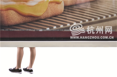 午后， 庆春立交桥公交车站。 记者 许康平 摄