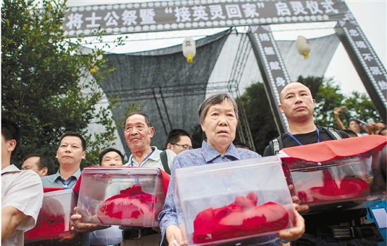 7月18日，在湖南长沙县春华镇，5户英烈家属代表等人准备启程，把浙江籍抗战将士遗骸接回家。 