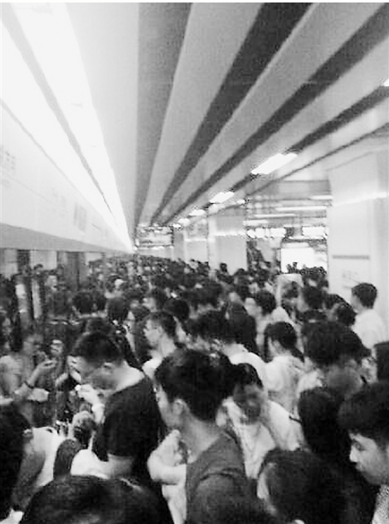 地铁列车在闸弄口车站突然清客后，站内挤满了乘客。 