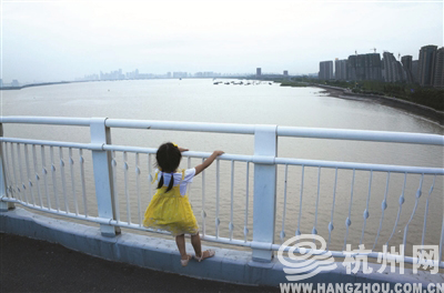  九堡大桥上，一个小女孩在看风景。 