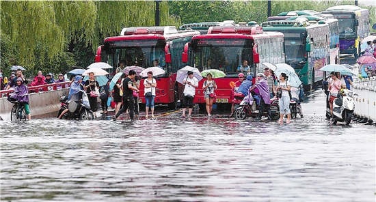 环城东路红会医院附近积水严重，交通中断。 本报记者 林云龙 摄