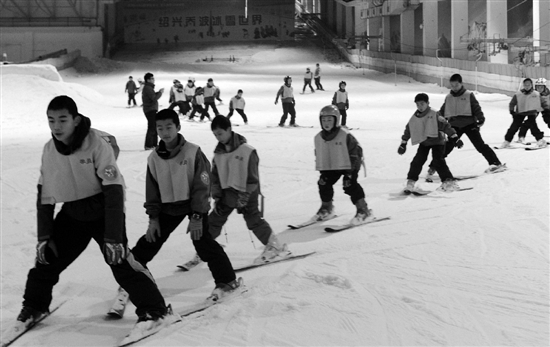 本报今年年初在绍兴乔波室内滑雪馆组织免费滑雪冬令营，受到广大青少年的热捧。