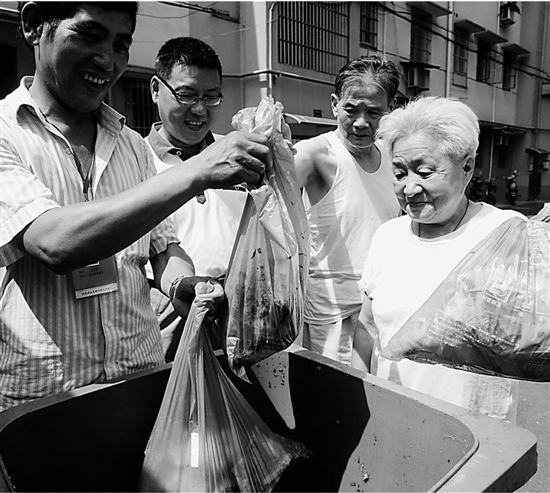 用免费垃圾袋进行垃圾分类投放，已经成了许多杭城居民的习惯。本报资料图片