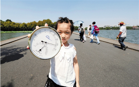 8月4日午时，杭城室外温度计显示超过了40℃。 里尔 摄