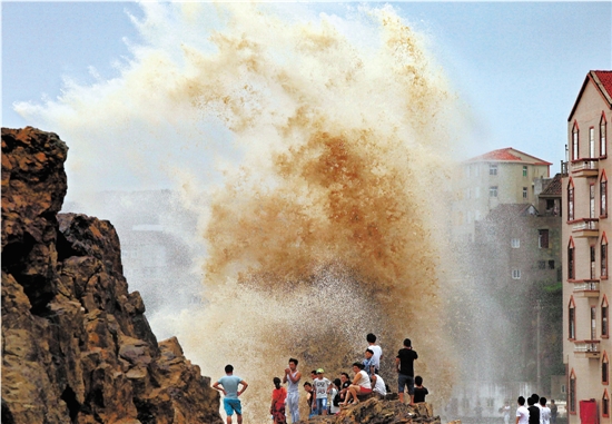 昨天下午，市民在温岭市石塘镇三岙村观看台风掀起的巨浪。受台风“苏迪罗”影响，这里的海浪足有20多米高。 