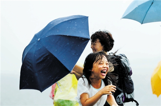 昨天狂风暴雨突袭杭州，在西湖断桥上，一位小女孩猝不及防，被淋得浑身湿透，但毕竟小孩心性，丝毫没影响玩的心情。