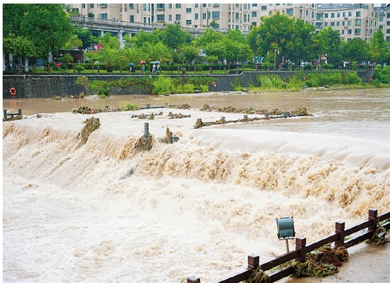 台风在福建登陆 大雨为何都下在浙江？