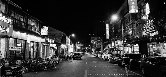 深夜的百井坊巷夜宵一条街显得有些冷清。 