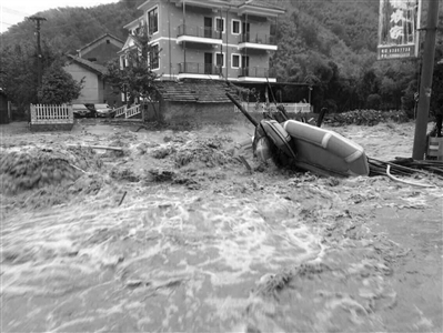 天目山镇老庵村的道路已被山洪淹没 图片由临安消防提供