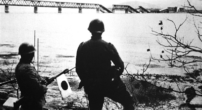 占领杭州的日军在被炸的钱塘江大桥北岸