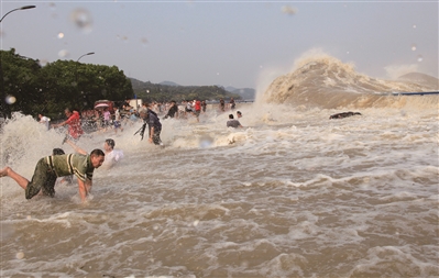 惨不忍睹！杭州男子看潮被大浪冲上马路遭车碾压
