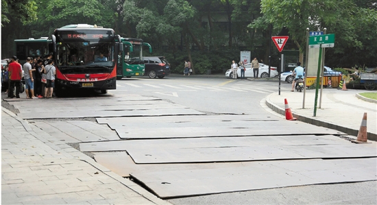 灵隐路玉泉路口，不足百米的马路上铺着几十块铁板，汽车经过发出哐当、哐当的铁板撞击声，十分刺耳。