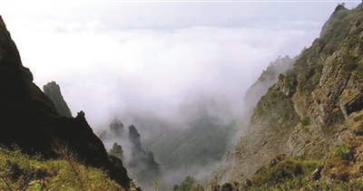 武当山的云 夏天时，武当山地区天气变化多端。晴雨交替，大量水汽蒸腾形成的云雾缭绕景观，让人宛若置身仙境。