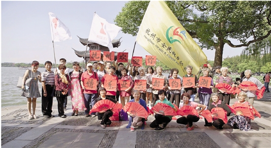 昨天下午杭州市全民健身协会，西湖长跑队自发组织了一场庆祝活动。