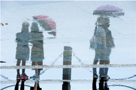 雨水仍逗留，放晴要等周末