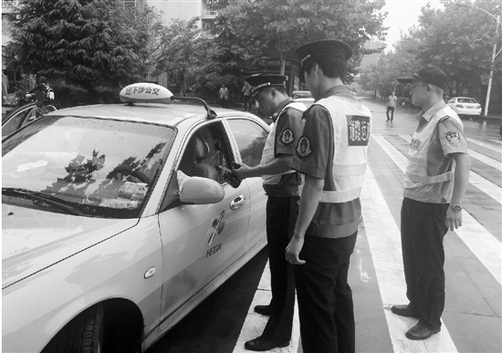 打击出租车违法违规经营 开发区运管放出“四大招” 打击出租车违法违规经营 开发区运管放出“四大招”