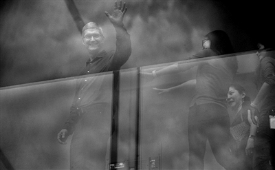 库克隔着玻璃向粉丝挥手