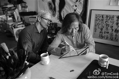 王冬龄在教库克写书法