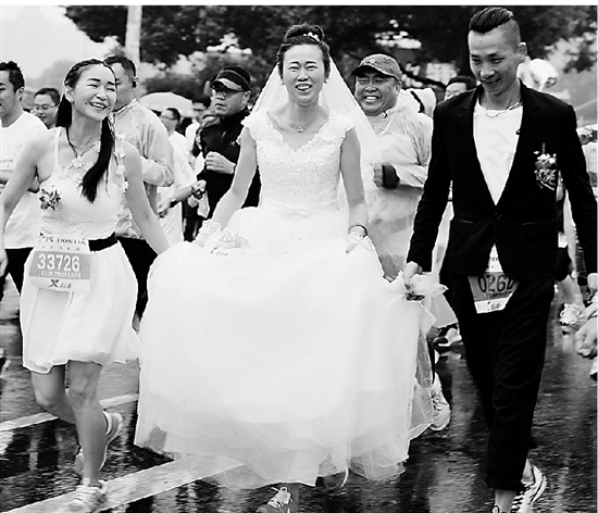   跑道上的婚纱新娘不止一个