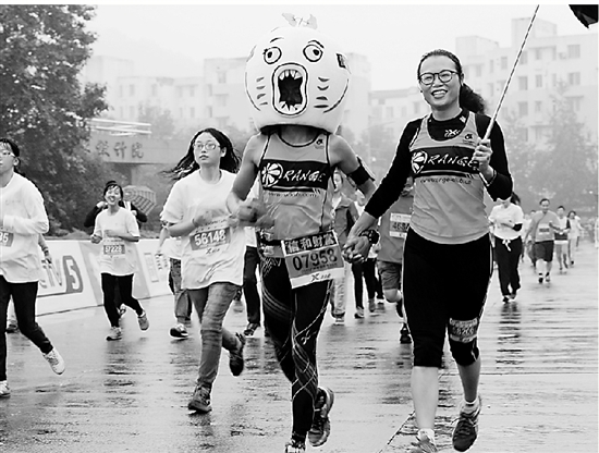 “花式内衣”都上了，“拗造型”也是蛮拼的