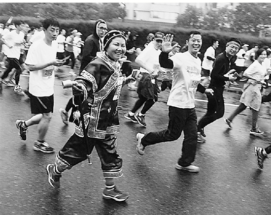 “花式内衣”都上了，“拗造型”也是蛮拼的