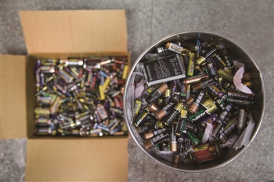 胜蓝实验小学回收的一整桶废电池 