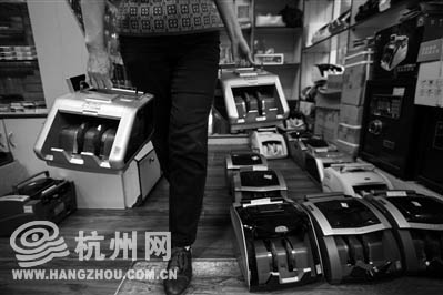 杭州中山中路，一家点验钞机专卖店，最近前来升级或者购买点验钞机的顾客非常多。 