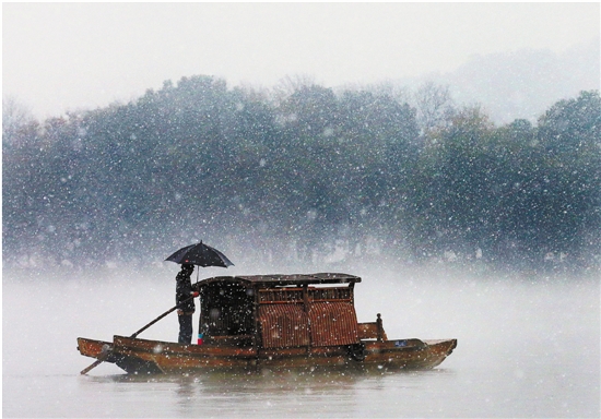 12月5日,杭州飘落今冬初雪。图为雪中西湖美到令人心醉。 本报记者 林云龙 摄 12月5日,杭州飘落今冬初雪。图为雪中西湖美到令人心醉。 本报记者 林云龙 摄