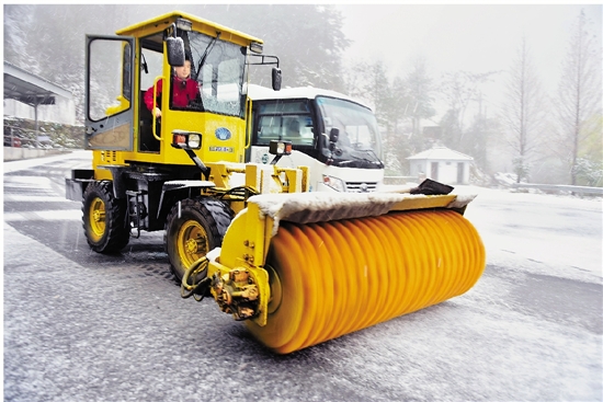 12月5日,临安大明山景区正在除雪保畅通。胡剑欢 邵卫华 摄 12月5日,临安大明山景区正在除雪保畅通。胡剑欢 邵卫华 摄