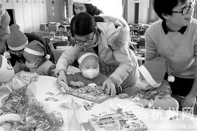 浙江省脐血库携手大学生志愿者 为白血病患儿送圣诞礼物