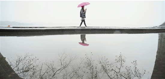 1月11日，杭城阴雨绵绵，西湖游客明显减少。