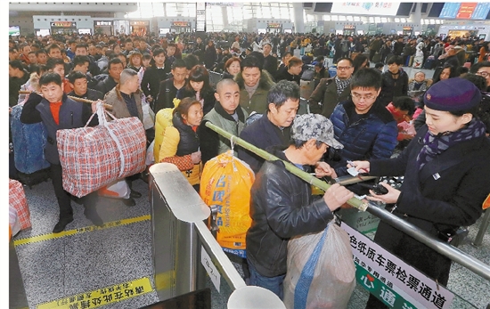 杭州首拨春运返乡客昨天坐上了回家列车