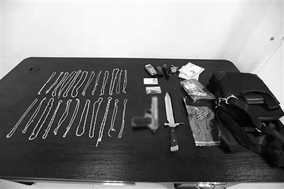嫌犯的作案工具和抢劫的金项链