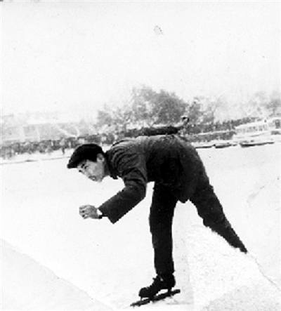 1977年1月，杭州大冷，西湖结冰，读者高黎敏和三潭印月留下了珍贵的合影，读者祝桂金在湖面上溜冰，读者张震毅坐在冰面上。过两天，这样的场景会再现吗？ 照片为读者提供的资料照片