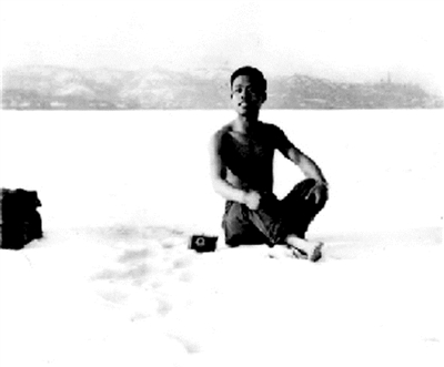 1977年1月，杭州大冷，西湖结冰，读者高黎敏和三潭印月留下了珍贵的合影，读者祝桂金在湖面上溜冰，读者张震毅坐在冰面上。过两天，这样的场景会再现吗？ 照片为读者提供的资料照片